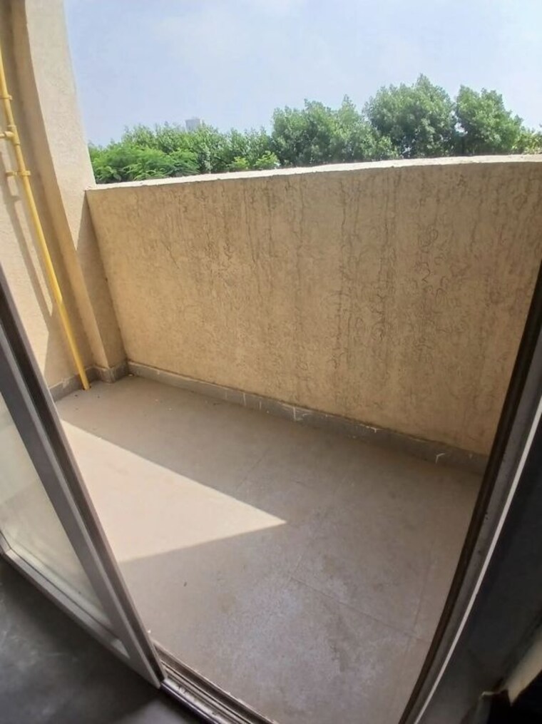 Balcony, tulip-yellow 3 Bedroom 1704 Sq.Ft. Apartment In Sector 69 Gurgaon 10742893