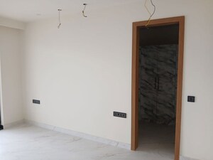 Room in 3 BHK Independent House at Sector 17 – for Rent