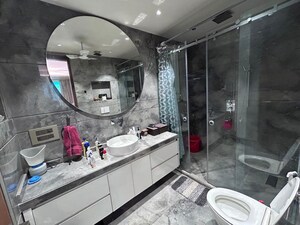 Parking in 3.5 BHK Apartment at Greater Kailash – for Rent