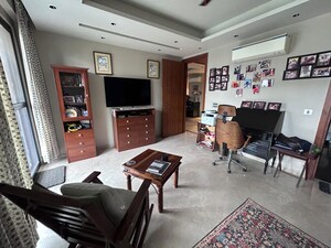 Parking in 3.5 BHK Apartment at Greater Kailash – for Rent