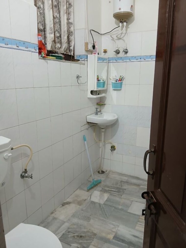 Bathroom, sector 15 3 Bedroom 400 Sq.Yd. Independent House In Sector 15 Hisar 10743119