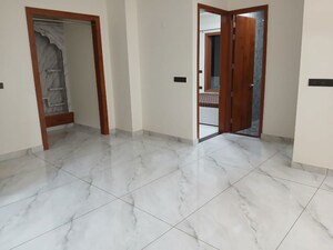 Room in 3 BHK Apartment at Sector 11 – for Rent