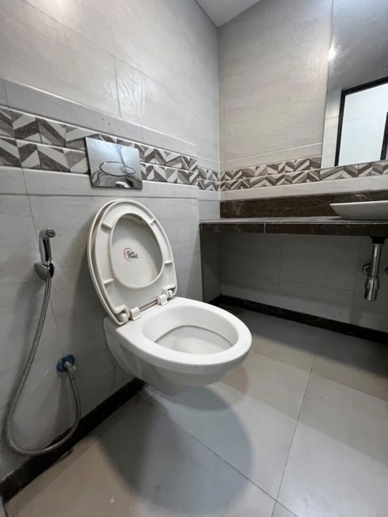 Bathroom, dheeraj-insignia 4 Bedroom 1600 Sq.Ft. Apartment In Bandra East Mumbai 10743185