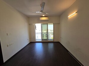 Room in 5 BHK Apartment at Dheeraj Insignia, Bandra East – for Rent