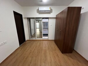 Room in 5 BHK Apartment at Dheeraj Insignia, Bandra East – for Rent