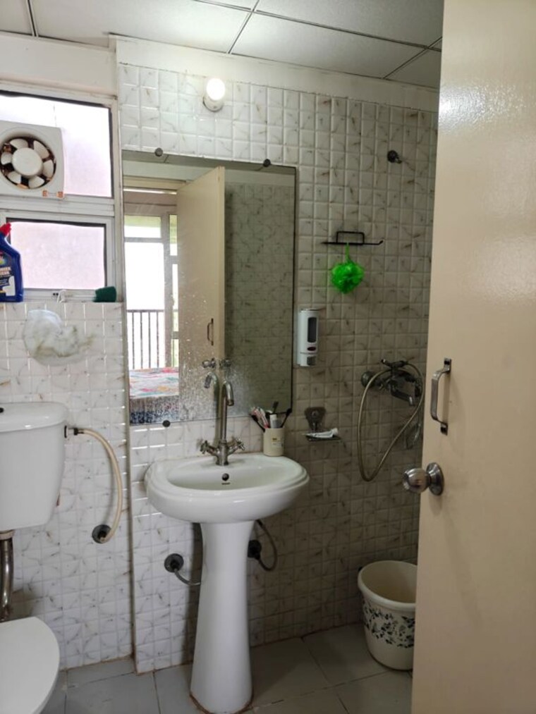 Bathroom, gaur-city-2-12th-avenue 2 Bedroom 1055 Sq.Ft. Apartment In Sector 16c Greater Noida Greater Noida 10743614