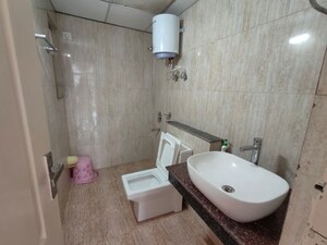 Attached Bathroom in 2 BHK Apartment at Gomti Nagar – for Rent