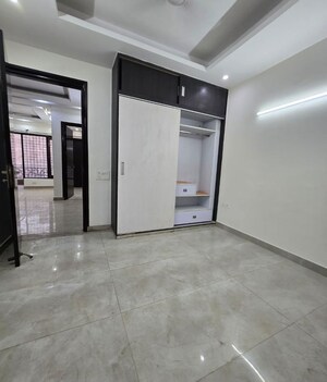 Room in 3.5 BHK Builder Floor at Sector 57 – for Rent