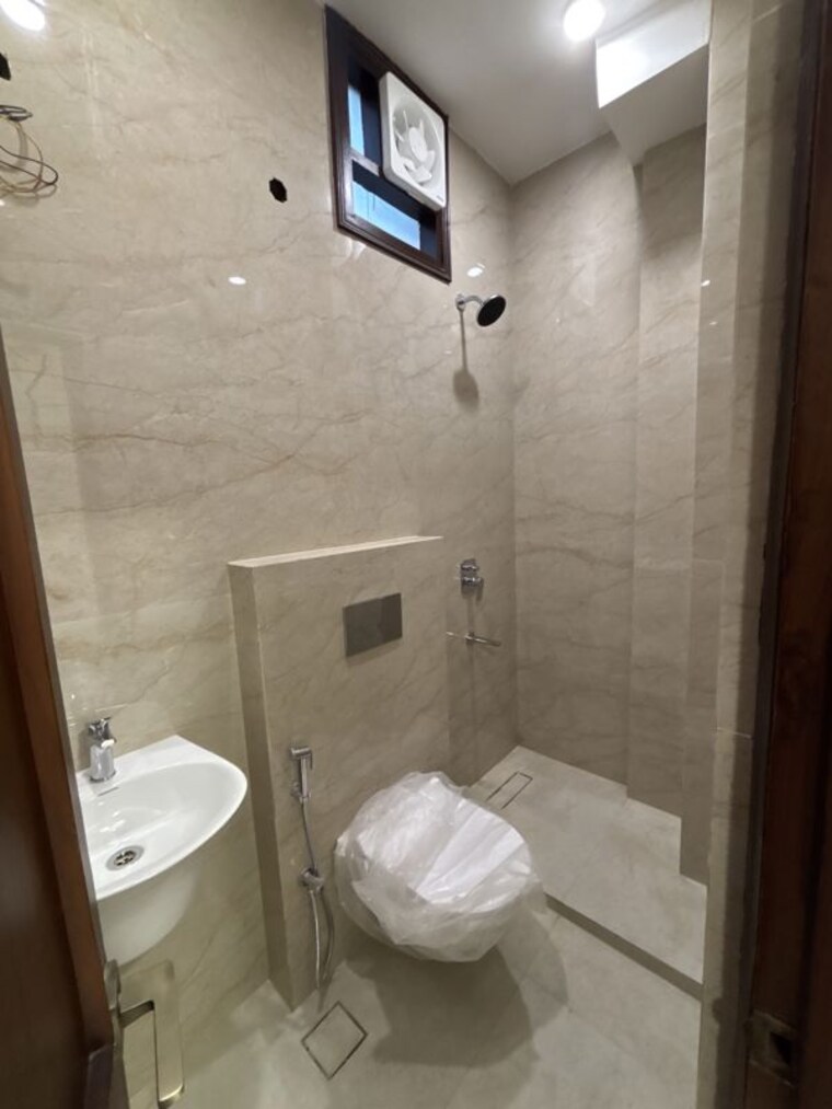 Bathroom, lajpat nagar i 2 Bedroom 900 Sq.Ft. Builder Floor In Lajpat Nagar I Delhi 10743715