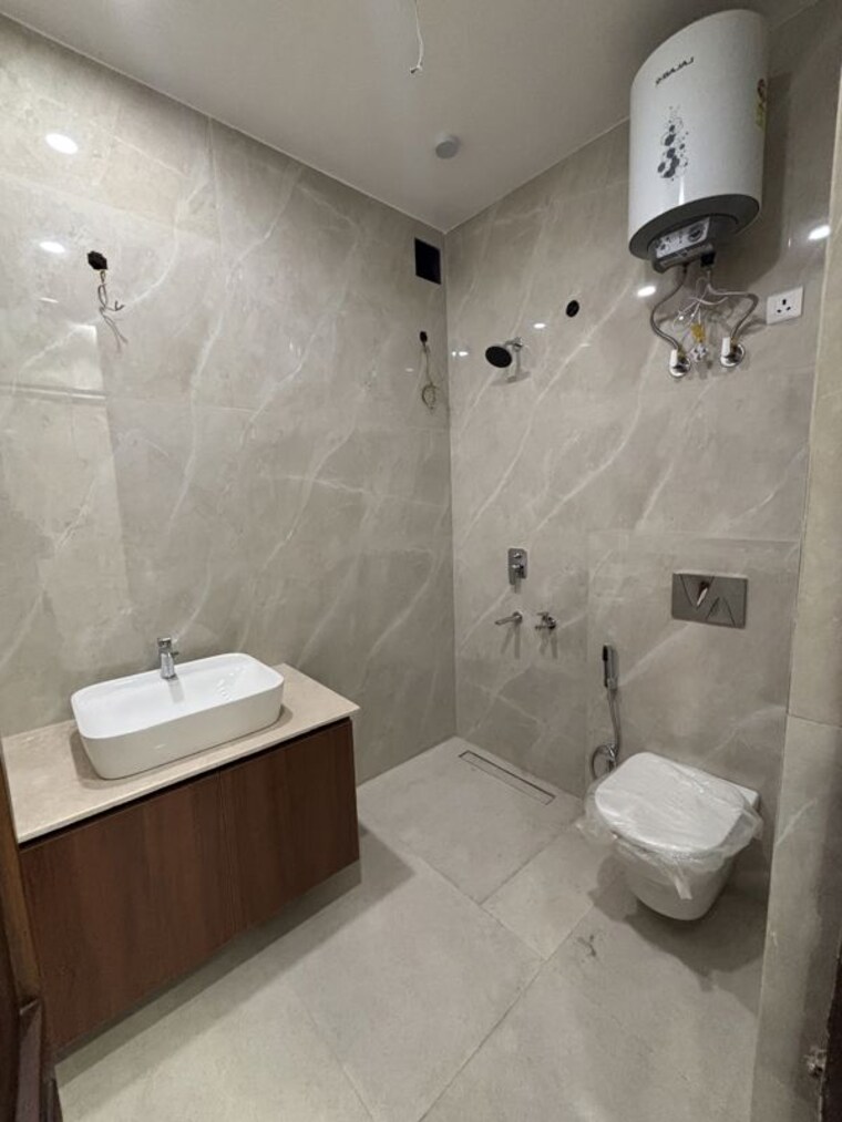 Bathroom, lajpat nagar i 2 Bedroom 900 Sq.Ft. Builder Floor In Lajpat Nagar I Delhi 10743715