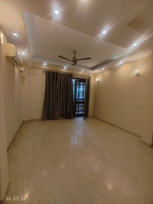 Room in 4 BHK Builder Floor at South City 2 – for Rent