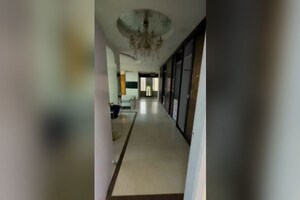 Room in 2.5 BHK Apartment at Oberoi Springs, Andheri West – for Rent
