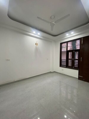 Room in 3 BHK Apartment at Chattarpur – for Rent