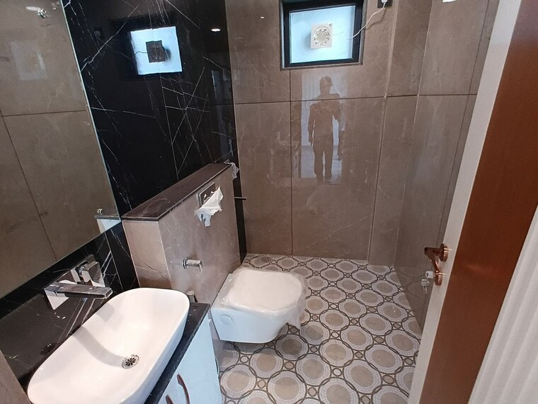 Bathroom, sector 31 3.5 Bedroom 250 Sq.Yd. Builder Floor In Sector 31 Faridabad 10743741