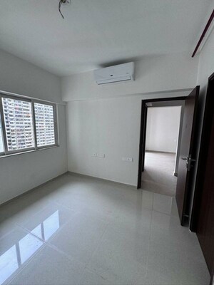 Room in 1 BHK Apartment at Omkar Signet, Malad East – for Rent