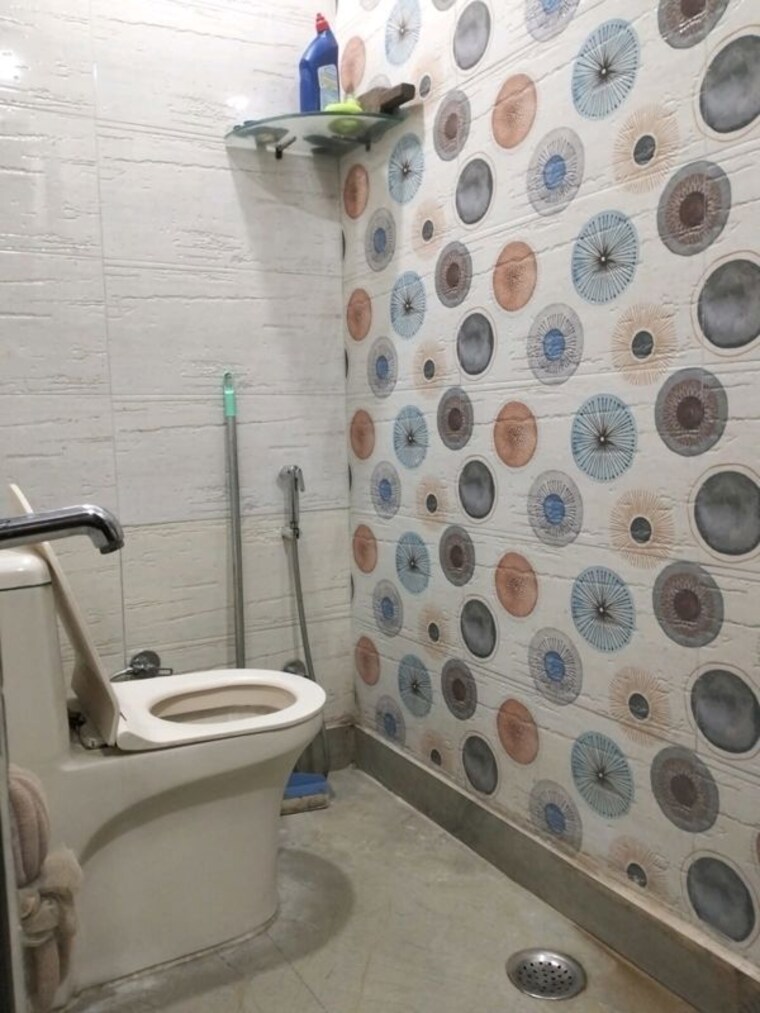 Bathroom, shastri nagar 3 Bedroom 85 Sq.Yd. Builder Floor In Shastri Nagar Delhi 10454374