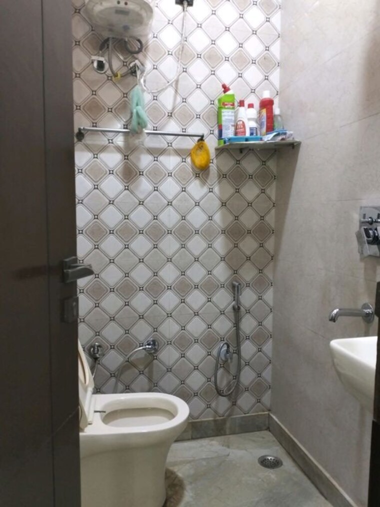 Bathroom, shastri nagar 3 Bedroom 85 Sq.Yd. Builder Floor In Shastri Nagar Delhi 10454374