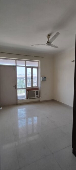 Room in 3.5 BHK Apartment at Pareena Express Heights, Sector 99 – for Rent