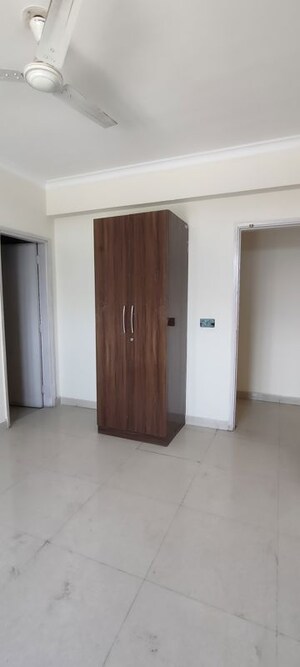 Room in 3.5 BHK Apartment at Pareena Express Heights, Sector 99 – for Rent