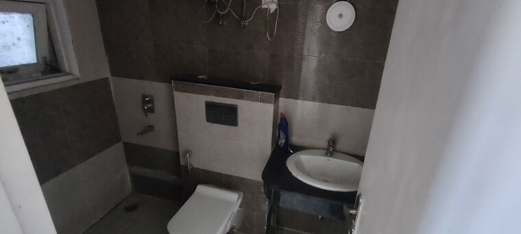 Bathroom, pareena-express-heights 3.5 Bedroom 2000 Sq.Ft. Apartment In Sector 99 Gurgaon 10743783
