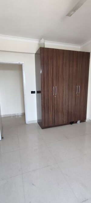 Room in 3.5 BHK Apartment at Pareena Express Heights, Sector 99 – for Rent