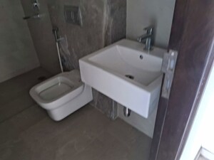 Bathroom in 2 BHK Apartment at Peninsula Celestia Spaces, Parel – for Sale