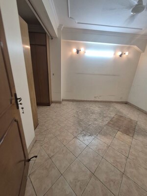 Room in 3.5 BHK Apartment at Mayur Vihar – for Rent