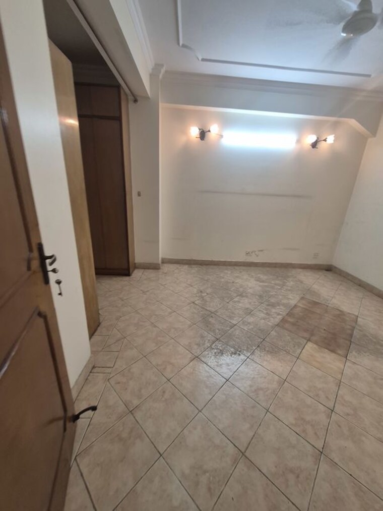 Room, mayur vihar 3.5 Bedroom 1180 Sq.Ft. Apartment In Mayur Vihar Delhi 10743982