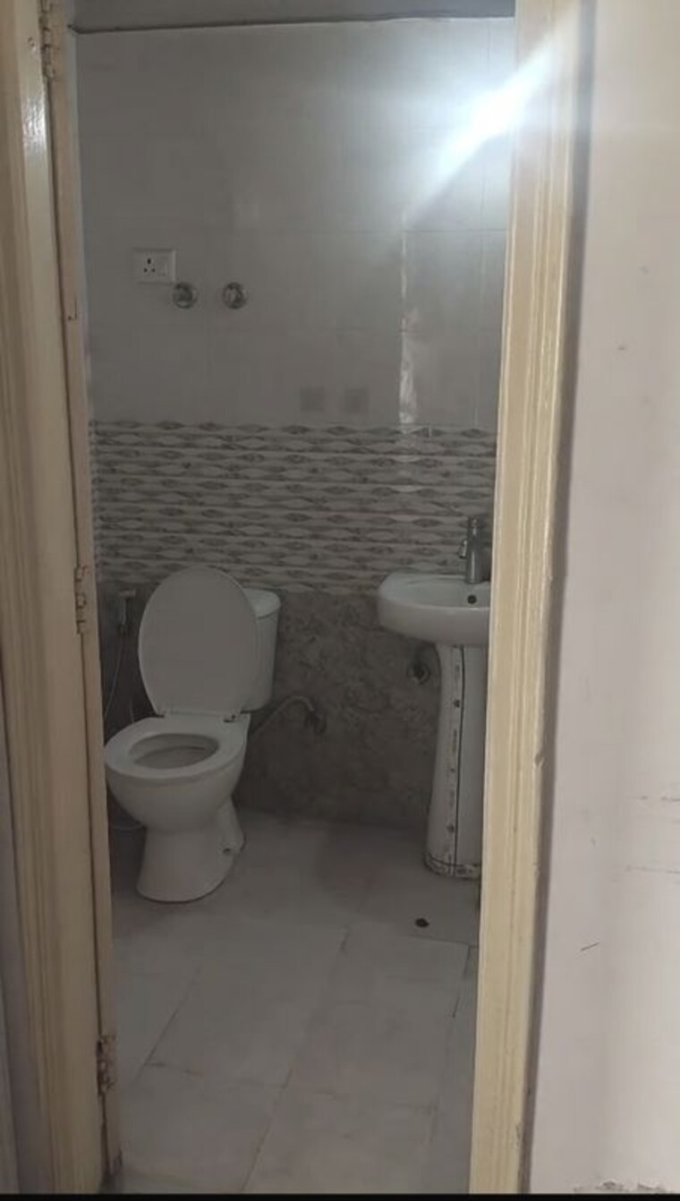 Bathroom, paras-tierea 2 Bedroom 925 Sq.Ft. Apartment In Sector 137 Noida 10743920