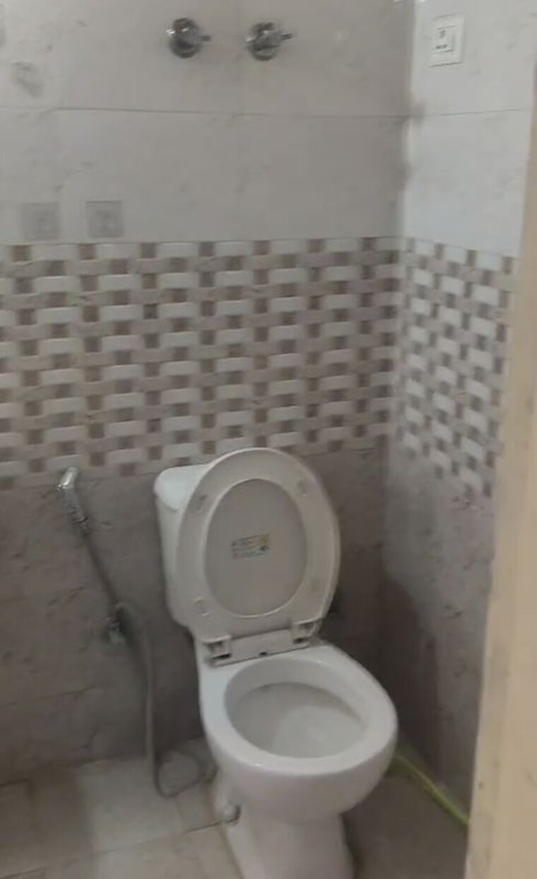 Bathroom, paras-tierea 2 Bedroom 925 Sq.Ft. Apartment In Sector 137 Noida 10743920
