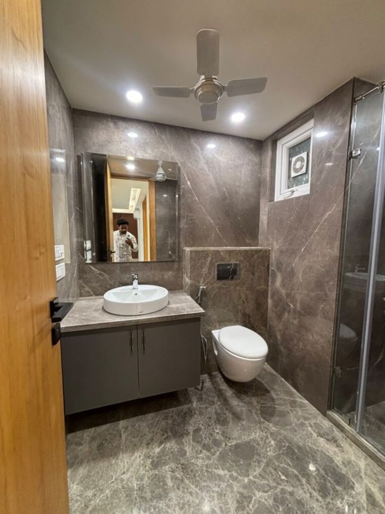 Bathroom, sarvodaya enclave 3 Bedroom 1800 Sq.Ft. Builder Floor In Sarvodaya Enclave Delhi 10744292