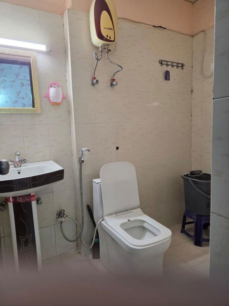 Bathroom, emenox-brave-hearts 3 Bedroom 1425 Sq.Ft. Apartment In Raj Nagar Extension Ghaziabad 10744313