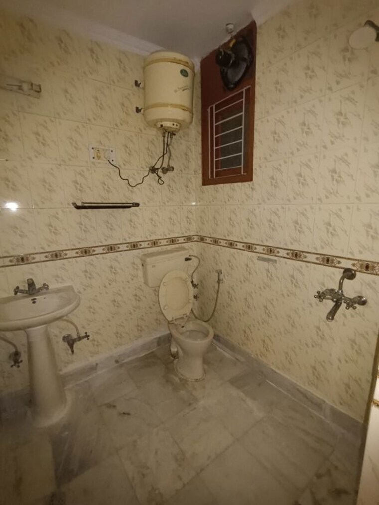Bathroom, khirki extension 2 Bedroom 1000 Sq.Ft. Builder Floor In Khirki Extension Delhi 10744317