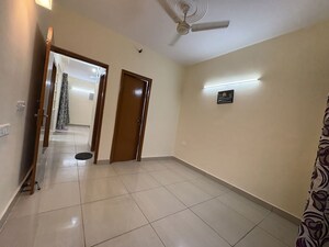 Room in 2.5 BHK Apartment at La Residentia, Tech Zone 4 Greater Noida – for Rent