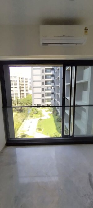 Room in 4 BHK Apartment at Raheja Park West, Santacruz West – for Sale