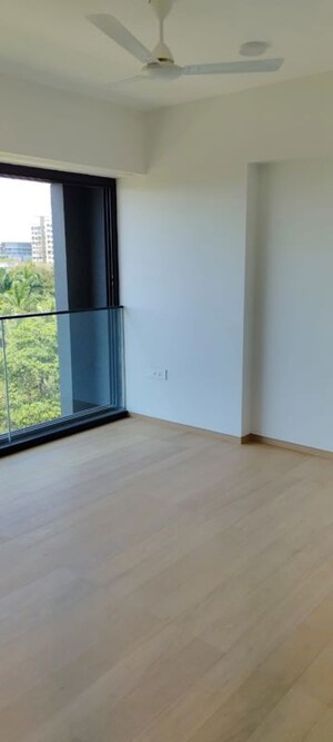 Room in 4 BHK Apartment at Raheja Park West, Santacruz West – for Sale