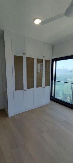 Room in 4 BHK Apartment at Raheja Park West, Santacruz West – for Sale