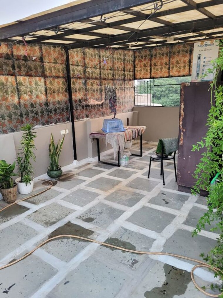 Balcony, chittaranjan park 3 Bedroom 160 Sq.Yd. Builder Floor In Chittaranjan Park Delhi 9904617