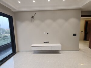 Furnished Amenities in 4 BHK Builder Floor at Auram Floor, South City 2 – for Sale