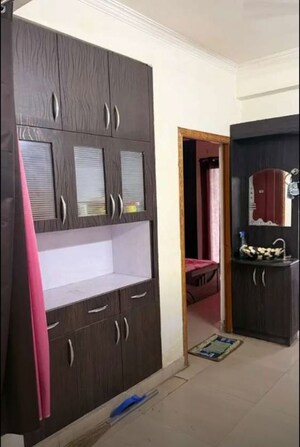 Furnished Amenities in 3 BHK Apartment at Rohtas Pandit House, Hazratganj – for Rent