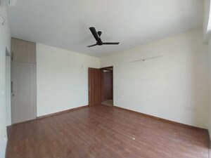 Room in 3.5 BHK Apartment at Godrej Golf Link Villas, Sector 27 Yamuna Expressway – for Sale