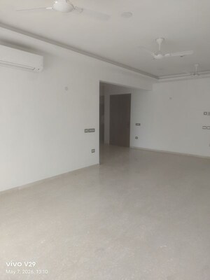 Room in 4 BHK Apartment at DLF The Crest, Sector 54 – for Rent