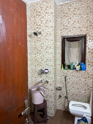 Furnished Amenities in 4 BHK Builder Floor at Alaknanda – for Sale