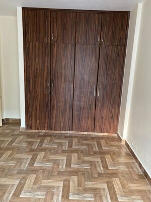 Room in 3 BHK Apartment at Gaur City 2 - 14th Avenue, Sector 16c Greater Noida – for Rent
