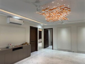 Room in 3 BHK Builder Floor at BPTP Amstoria, Sector 102 – for Sale