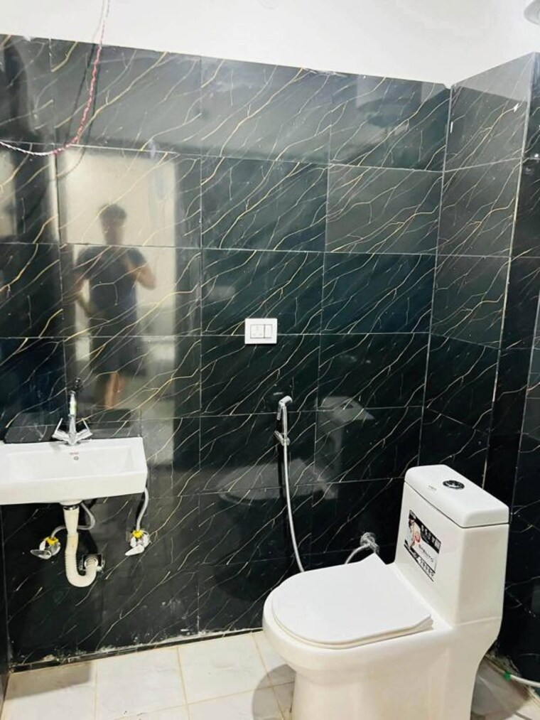 Bathroom, freedom fighters enclave 1 Bedroom 550 Sq.Ft. Independent House In Freedom Fighters Enclave Delhi 10744844