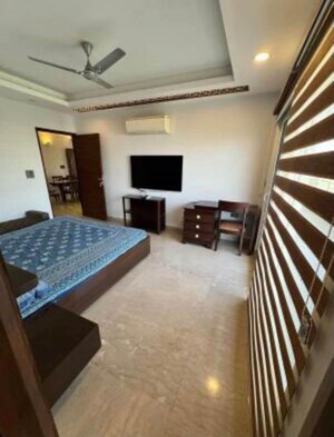 Team Area in 3 BHK Builder Floor at BPTP Amstoria, Sector 102 – for Sale