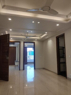 Building Lobby in 3 BHK Builder Floor at Unitech Greenwood City Apartment, Sector 45 – for Rent