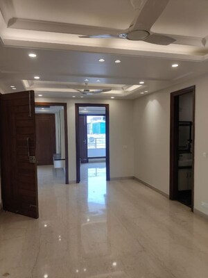 Building Lobby in 3 BHK Builder Floor at Unitech Greenwood City Apartment, Sector 45 – for Rent