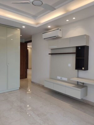 Building Lobby in 3 BHK Builder Floor at Unitech Greenwood City Apartment, Sector 45 – for Rent